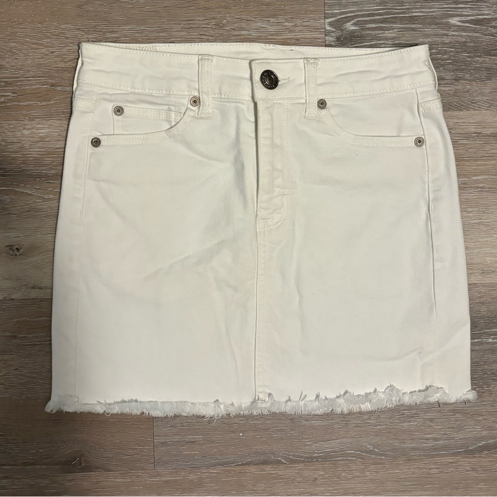 White mini skirt American eagle super stretch size 4